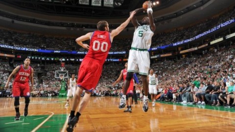 费城闹鬼记：恩比德一掌扇飞绿军美梦，这宿敌局看得我心脏骤停！