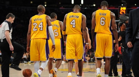 洛杉矶湖人客场掀翻俄克拉荷马雷霆，残阵上演的这场卡位战太解气了！