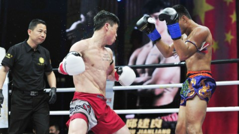 门牙脱落血战封王——邱建良一晚三胜登顶武林风“世界功夫之王”