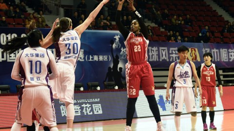 石家庄差点把上海拉下马！11月24日WCBA季前赛爆出大冷门，刘禹彤戴口罩观战急坏球迷