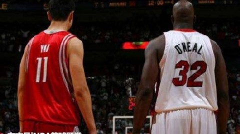 新秀姚明三帽巅峰奥尼尔！回顾“姚鲨对决”首战，火箭加时爆冷胜湖人