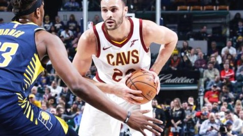 湖人主场“炖”老鹰！詹眉拉塞尔三核驱动，这场大胜藏着多少惊喜？