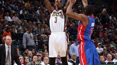 那一夜，在圣安东尼奥，字母哥没打，雄鹿却差点掀翻马刺