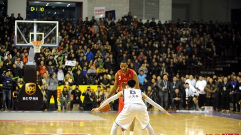 青岛主场惨败上海滩，王哲林打爆内线！刘维伟这步棋看似输球实则赢了未来？