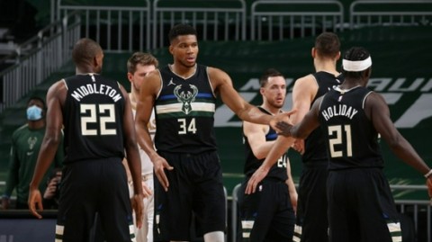 雄鹿主场三分雨浇灭尼克斯，兰德尔空砍41分印证季中赛生死时速