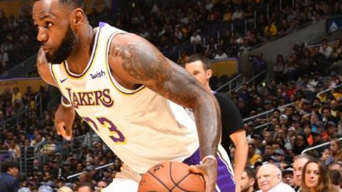 底特律的寒夜，湖人终于没再让胜利溜走