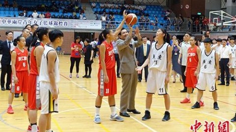 清远雨夜下的那场硬仗！山西女篮掀翻四川，惠特尔这瓜娃子硬是要得！