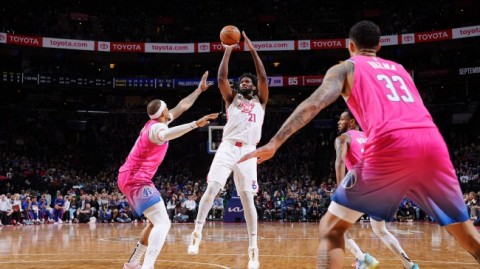 揪心！大帝暴扣后重伤退场，那一夜费城赢了比赛却差点丢了魂