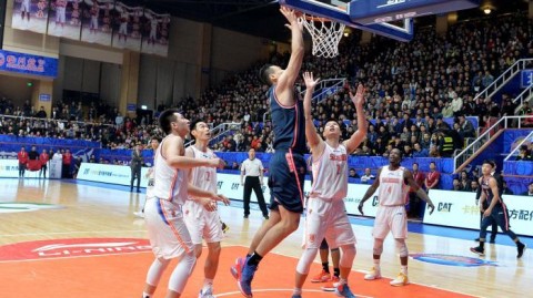 托法斯主场硬刚特拉帕尼鲨鱼，这场篮冠联常规赛看得我心惊肉跳