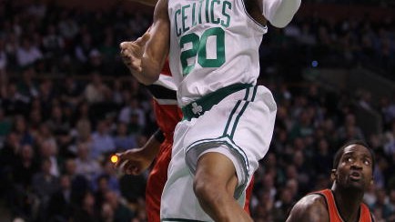 基德时代开门黑？独行侠险胜国王送6连败！弗拉格关键助攻成胜负手