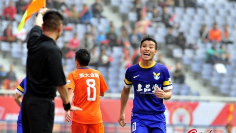中超第17轮·梭鱼湾之夜：韩鹏首秀两球落败，王大雷“里程悲”泰山客场完败