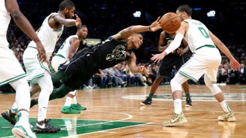 双加时神仙打架！这场雄鹿打雷霆，看得我嗓子都喊哑了