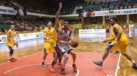 广西玉林主场惨案！香港金牛打疯了，威壮这夜输得没脾气