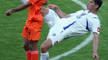 罗本一箭封喉荷兰旗开得胜，范巴斯滕433新阵小试牛刀