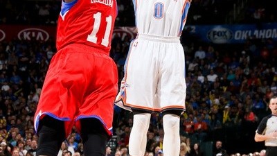 俄城风暴席卷费城！雷霆三巨头合砍74分，76人主场惨遭赛季双杀