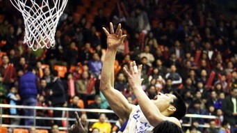 热血集结！广东男篮主场20分击溃卫冕冠军，杜锋变阵迎季后赛冲冠曙光