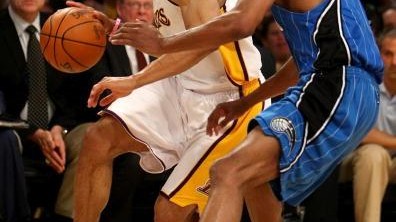 西部乱不乱，国王说了算！这场“斧头帮”大战湖人又栽了