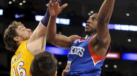 这场球看得我血压飙升！湖人加时赛离奇崩盘，费城硬生生把剧本给撕了