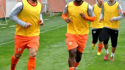 亚冠交锋史再添苦涩：山东泰山客场2-4不敌浦项铁人，崔康熙后发制人策略全面失效