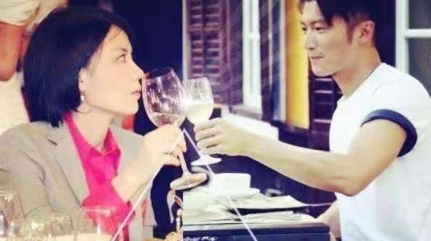 素颜抢镜手镯刷屏！锋菲反差真相藏何玄机