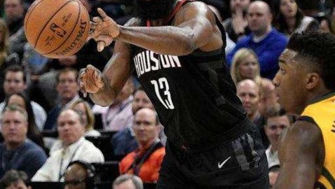 火药味十足！字母哥铁掌开路，利拉德戴表绝杀，火箭连胜在密尔沃基惨遭终结