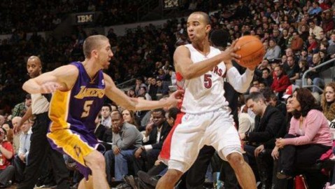 科比复出首秀演砸！湖人主场106-94惨负猛龙，“黑曼巴”归来难掩8次失误之痛