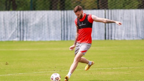 诺伊尔左小腿肌肉纤维撕裂再发，拜仁官方确认门神缺阵但回归日期已锁定