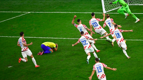 新加坡夜未眠：当埃及金字塔的坚韧，撞上西班牙斗牛士的锋芒，这场球赛比印度电影还反转！