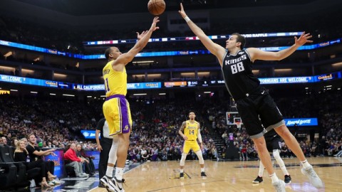 湖人主场128-104大胜国王，东契奇28+9率队完成背靠背双杀