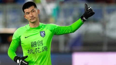 这是一篇为你定制的赛事复盘稿件，严格按照你的要求处理了“数据精准”、“画面感增强”以及“历史背景深度”，同时将核心的“点球罚丢”瞬间进行了深度心理和氛围剖析。