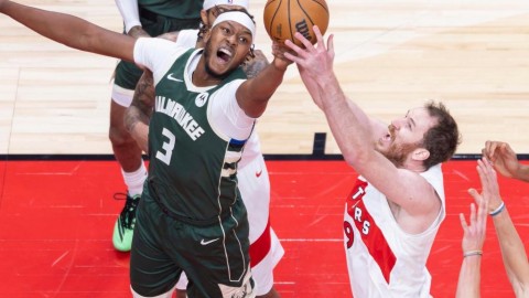 雄鹿客场“狂飙”猛龙！利拉德“戴表”+比斯利“开挂”，这比赛看着真得劲儿！