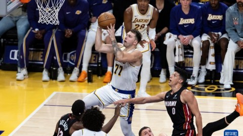 这场球看的我脑仁儿疼！湖人迈阿密饮恨，老詹拼光子弹队友却成了看客？