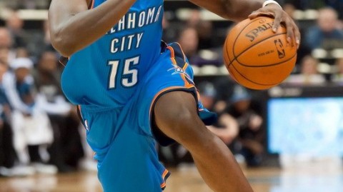 狼崴子啃得雷霆没脾气！爱德华兹30+11暴捶新贵，这内线谁顶得住啊