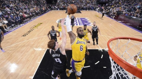 老詹抡冒烟了才险胜！湖人这小心脏，国王真就死活打不过？