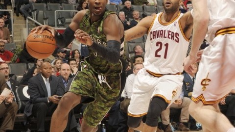 骑士这帮“二当家”们掀翻雄鹿！这场复仇看着太过瘾了，米切尔都乐开了花