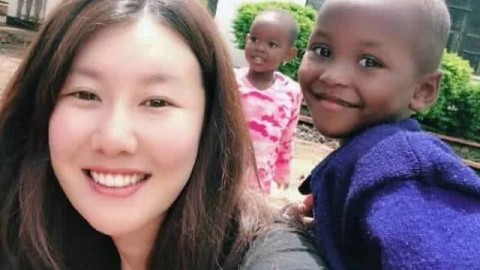 王宝强携女友青岛同框，八年不婚引热议