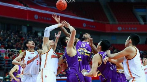 南昌寒风中的那一抹暖意，上海男篮大胜四川赢得漂亮，但故事远不止比分那么简单