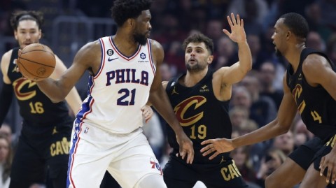 费城破骑夜：恩比德砸碎骑士主场，哈登用助攻书写老炮传奇