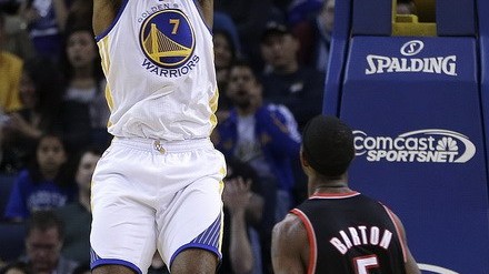 纽约客的韧性游戏：从落后14分到17分大胜，开拓者还是太嫩了！