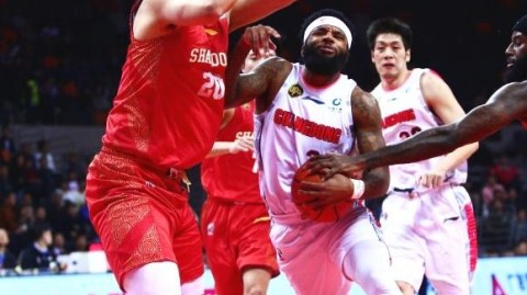 山东篮球联赛总决赛火拼！威高血净遇上蜜獾体育，这球看得我血压都上来了