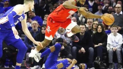 那场让费城球迷喊“值回票价”的火箭对轰战，咱得好好唠唠