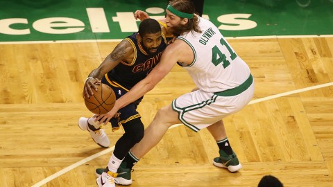 标题：东部卡位战骑士15分大逆转，主场124-105三杀尼克斯稳住第四