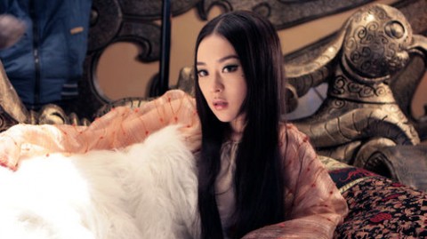 张馨予暴瘦8斤演话剧，何捷探班送花篮落款“我的小孩”