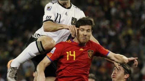 普约尔头槌破局！2010世界杯半决赛复盘：西班牙1-0德国首进决赛，克洛泽未染红却遭中场绞杀