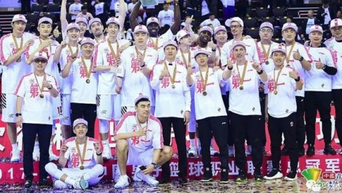 长沙寒夜的一把火！青岛队这命中率，简直是把篮筐都给砸歪了