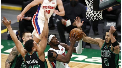 底特律的寒风吹不过密尔沃基的雪！利拉德三分雨直接把活塞浇成冰雕