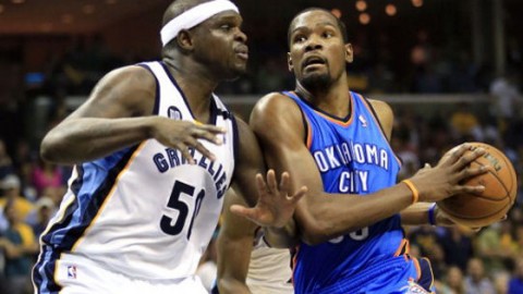 鸭梨（亚历山大）崴脚那一刻心都碎了！雷霆横扫鹈鹕晋级，莺歌拉姆这轮系列赛真是“犯罪”级别表现