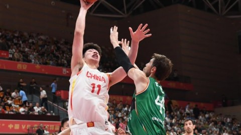 荷兰这场球赢得“跌跌撞撞”？熬夜看完的中国球迷却笑了：这学费交得值！