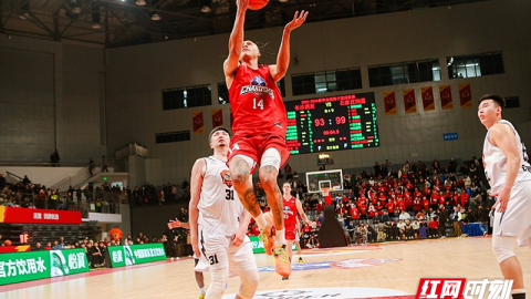 跨年夜贺龙体育馆的冷与热：长沙勇赛拼到最后一口气，还是没顶住石家庄那波“三分雨”