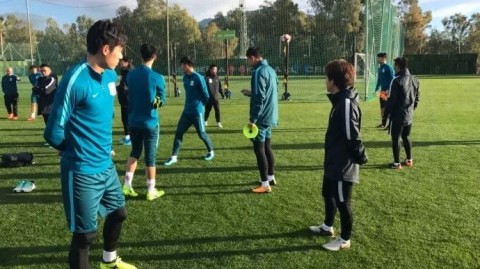 那个让人心头一揪的小插曲，穆西亚拉走到场边询问球迷组织为什么不积极支持球队